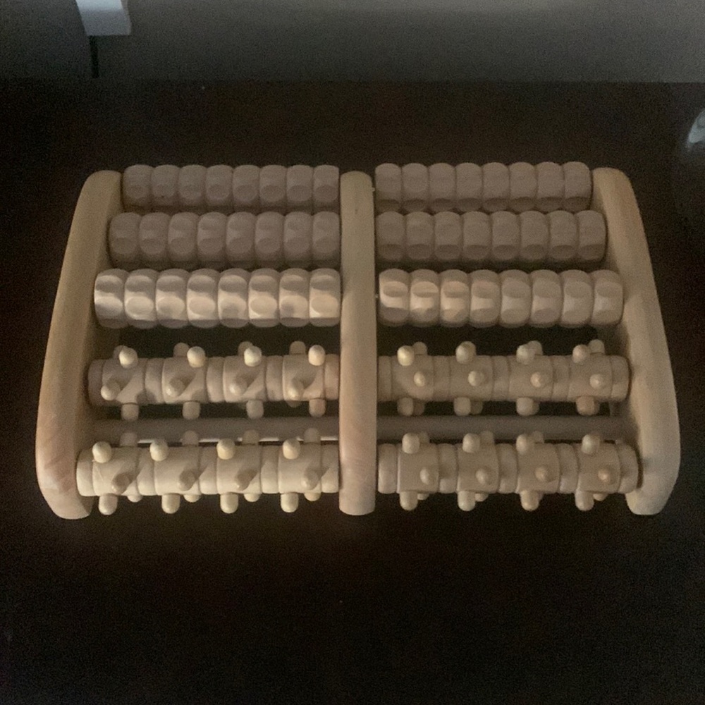 Wooden beaded foot massager